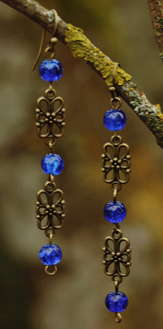 kirkkaan sinistä ja pronssikukkia korvakoru