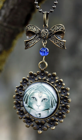 Kissa ja sininen helmi riipus